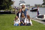 Warmond 7 juli 2017
Koninklijk fotouurtje in Warmond . Koning Willem Alexander Koningin Maxima prionses Amalia Ariane en Alexia komen aanvaren met een sloep.