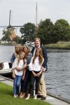 Warmond 7 juli 2017
Koninklijk fotouurtje in Warmond . Koning Willem Alexander Koningin Maxima prionses Amalia Ariane en Alexia komen aanvaren met een sloep.