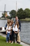 Warmond 7 juli 2017
Koninklijk fotouurtje in Warmond . Koning Willem Alexander Koningin Maxima prionses Amalia Ariane en Alexia komen aanvaren met een sloep.