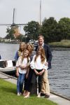 Warmond 7 juli 2017
Koninklijk fotouurtje in Warmond . Koning Willem Alexander Koningin Maxima prionses Amalia Ariane en Alexia komen aanvaren met een sloep.