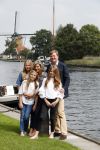 Warmond 7 juli 2017
Koninklijk fotouurtje in Warmond . Koning Willem Alexander Koningin Maxima prionses Amalia Ariane en Alexia komen aanvaren met een sloep.
