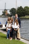 Warmond 7 juli 2017
Koninklijk fotouurtje in Warmond . Koning Willem Alexander Koningin Maxima prionses Amalia Ariane en Alexia komen aanvaren met een sloep.