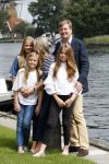 Warmond 7 juli 2017
Koninklijk fotouurtje in Warmond . Koning Willem Alexander Koningin Maxima prionses Amalia Ariane en Alexia komen aanvaren met een sloep.