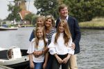 Warmond 7 juli 2017
Koninklijk fotouurtje in Warmond . Koning Willem Alexander Koningin Maxima prionses Amalia Ariane en Alexia komen aanvaren met een sloep.