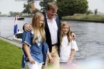 Warmond 7 juli 2017
Koninklijk fotouurtje in Warmond . Koning Willem Alexander Koningin Maxima prionses Amalia Ariane en Alexia komen aanvaren met een sloep.