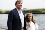 Warmond 7 juli 2017
Koninklijk fotouurtje in Warmond . Koning Willem Alexander Koningin Maxima prionses Amalia Ariane en Alexia komen aanvaren met een sloep.