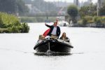 Warmond 7 juli 2017
Koninklijk fotouurtje in Warmond . Koning Willem Alexander Koningin Maxima prionses Amalia Ariane en Alexia komen aanvaren met een sloep.