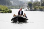 Warmond 7 juli 2017
Koninklijk fotouurtje in Warmond . Koning Willem Alexander Koningin Maxima prionses Amalia Ariane en Alexia komen aanvaren met een sloep.