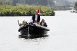 Warmond 7 juli 2017
Koninklijk fotouurtje in Warmond . Koning Willem Alexander Koningin Maxima prionses Amalia Ariane en Alexia komen aanvaren met een sloep.