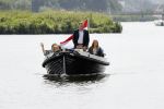 Warmond 7 juli 2017
Koninklijk fotouurtje in Warmond . Koning Willem Alexander Koningin Maxima prionses Amalia Ariane en Alexia komen aanvaren met een sloep.