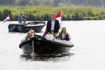 Warmond 7 juli 2017
Koninklijk fotouurtje in Warmond . Koning Willem Alexander Koningin Maxima prionses Amalia Ariane en Alexia komen aanvaren met een sloep.