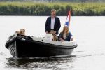 Warmond 7 juli 2017
Koninklijk fotouurtje in Warmond . Koning Willem Alexander Koningin Maxima prionses Amalia Ariane en Alexia komen aanvaren met een sloep.