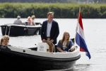 Warmond 7 juli 2017
Koninklijk fotouurtje in Warmond . Koning Willem Alexander Koningin Maxima prionses Amalia Ariane en Alexia komen aanvaren met een sloep.