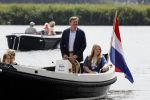 Warmond 7 juli 2017
Koninklijk fotouurtje in Warmond . Koning Willem Alexander Koningin Maxima prionses Amalia Ariane en Alexia komen aanvaren met een sloep.