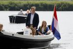 Warmond 7 juli 2017
Koninklijk fotouurtje in Warmond . Koning Willem Alexander Koningin Maxima prionses Amalia Ariane en Alexia komen aanvaren met een sloep.