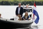 Warmond 7 juli 2017
Koninklijk fotouurtje in Warmond . Koning Willem Alexander Koningin Maxima prionses Amalia Ariane en Alexia komen aanvaren met een sloep.
