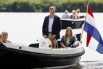 Warmond 7 juli 2017
Koninklijk fotouurtje in Warmond . Koning Willem Alexander Koningin Maxima prionses Amalia Ariane en Alexia komen aanvaren met een sloep.