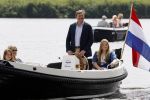 Warmond 7 juli 2017
Koninklijk fotouurtje in Warmond . Koning Willem Alexander Koningin Maxima prionses Amalia Ariane en Alexia komen aanvaren met een sloep.