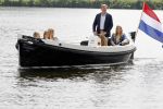 Warmond 7 juli 2017
Koninklijk fotouurtje in Warmond . Koning Willem Alexander Koningin Maxima prionses Amalia Ariane en Alexia komen aanvaren met een sloep.