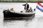 Warmond 7 juli 2017
Koninklijk fotouurtje in Warmond . Koning Willem Alexander Koningin Maxima prionses Amalia Ariane en Alexia komen aanvaren met een sloep.
