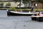 Warmond 7 juli 2017
Koninklijk fotouurtje in Warmond . Koning Willem Alexander Koningin Maxima prionses Amalia Ariane en Alexia komen aanvaren met een sloep.
