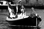 Warmond 7 juli 2017
Koninklijk fotouurtje in Warmond . Koning Willem Alexander Koningin Maxima prionses Amalia Ariane en Alexia komen aanvaren met een sloep.