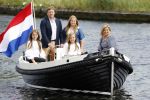 Warmond 7 juli 2017
Koninklijk fotouurtje in Warmond . Koning Willem Alexander Koningin Maxima prionses Amalia Ariane en Alexia komen aanvaren met een sloep.