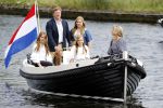 Warmond 7 juli 2017
Koninklijk fotouurtje in Warmond . Koning Willem Alexander Koningin Maxima prionses Amalia Ariane en Alexia komen aanvaren met een sloep.