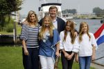 Warmond 7 juli 2017
Koninklijk fotouurtje in Warmond . Koning Willem Alexander Koningin Maxima prionses Amalia Ariane en Alexia komen aanvaren met een sloep.