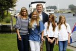 Warmond 7 juli 2017
Koninklijk fotouurtje in Warmond . Koning Willem Alexander Koningin Maxima prionses Amalia Ariane en Alexia komen aanvaren met een sloep.