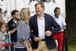 Warmond 7 juli 2017
Koninklijk fotouurtje in Warmond . Koning Willem Alexander Koningin Maxima prionses Amalia Ariane en Alexia komen aanvaren met een sloep.