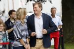 Warmond 7 juli 2017
Koninklijk fotouurtje in Warmond . Koning Willem Alexander Koningin Maxima prionses Amalia Ariane en Alexia komen aanvaren met een sloep.