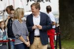 Warmond 7 juli 2017
Koninklijk fotouurtje in Warmond . Koning Willem Alexander Koningin Maxima prionses Amalia Ariane en Alexia komen aanvaren met een sloep.
