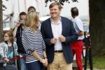 Warmond 7 juli 2017
Koninklijk fotouurtje in Warmond . Koning Willem Alexander Koningin Maxima prionses Amalia Ariane en Alexia komen aanvaren met een sloep.