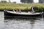 Warmond 7 juli 2017
Koninklijk fotouurtje in Warmond . Koning Willem Alexander Koningin Maxima prionses Amalia Ariane en Alexia komen aanvaren met een sloep.