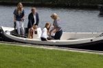 Warmond 7 juli 2017
Koninklijk fotouurtje in Warmond . Koning Willem Alexander Koningin Maxima prionses Amalia Ariane en Alexia komen aanvaren met een sloep.