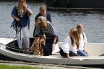 Warmond 7 juli 2017
Koninklijk fotouurtje in Warmond . Koning Willem Alexander Koningin Maxima prionses Amalia Ariane en Alexia komen aanvaren met een sloep.