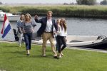 Warmond 7 juli 2017
Koninklijk fotouurtje in Warmond . Koning Willem Alexander Koningin Maxima prionses Amalia Ariane en Alexia komen aanvaren met een sloep.