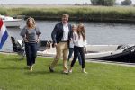 Warmond 7 juli 2017
Koninklijk fotouurtje in Warmond . Koning Willem Alexander Koningin Maxima prionses Amalia Ariane en Alexia komen aanvaren met een sloep.