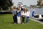 Warmond 7 juli 2017
Koninklijk fotouurtje in Warmond . Koning Willem Alexander Koningin Maxima prionses Amalia Ariane en Alexia komen aanvaren met een sloep.