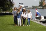 Warmond 7 juli 2017
Koninklijk fotouurtje in Warmond . Koning Willem Alexander Koningin Maxima prionses Amalia Ariane en Alexia komen aanvaren met een sloep.