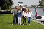 Warmond 7 juli 2017
Koninklijk fotouurtje in Warmond . Koning Willem Alexander Koningin Maxima prionses Amalia Ariane en Alexia komen aanvaren met een sloep.