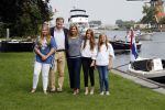Warmond 7 juli 2017
Koninklijk fotouurtje in Warmond . Koning Willem Alexander Koningin Maxima prionses Amalia Ariane en Alexia komen aanvaren met een sloep.