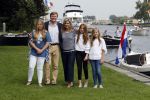 Warmond 7 juli 2017
Koninklijk fotouurtje in Warmond . Koning Willem Alexander Koningin Maxima prionses Amalia Ariane en Alexia komen aanvaren met een sloep.