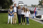 Warmond 7 juli 2017
Koninklijk fotouurtje in Warmond . Koning Willem Alexander Koningin Maxima prionses Amalia Ariane en Alexia komen aanvaren met een sloep.