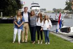 Warmond 7 juli 2017
Koninklijk fotouurtje in Warmond . Koning Willem Alexander Koningin Maxima prionses Amalia Ariane en Alexia komen aanvaren met een sloep.