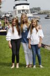Warmond 7 juli 2017
Koninklijk fotouurtje in Warmond . Koning Willem Alexander Koningin Maxima prionses Amalia Ariane en Alexia komen aanvaren met een sloep.