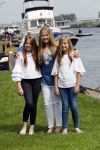 Warmond 7 juli 2017
Koninklijk fotouurtje in Warmond . Koning Willem Alexander Koningin Maxima prionses Amalia Ariane en Alexia komen aanvaren met een sloep.