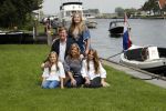 Warmond 7 juli 2017
Koninklijk fotouurtje in Warmond . Koning Willem Alexander Koningin Maxima prionses Amalia Ariane en Alexia komen aanvaren met een sloep.