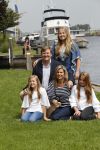 Warmond 7 juli 2017
Koninklijk fotouurtje in Warmond . Koning Willem Alexander Koningin Maxima prionses Amalia Ariane en Alexia komen aanvaren met een sloep.